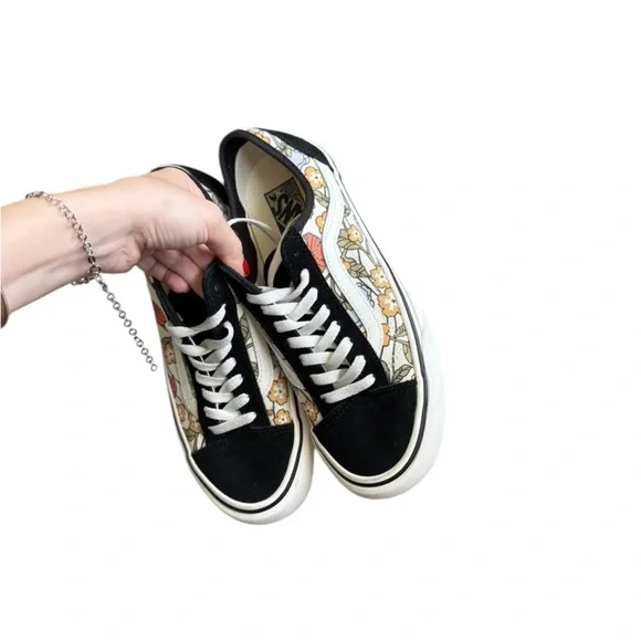 Vans Black and White Old Skool Sneakers with Floral Design Size 8 Woman’s - Picture 12 of 14